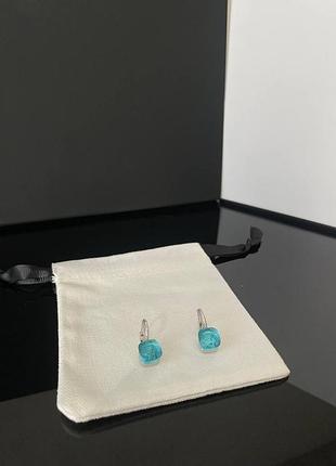 Помелато/pomellato сережки посрібнення з одним квадратним каменем блакитного кольору, дрібними цирконами по колу