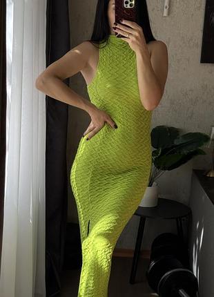 Яскрава сукня з розрізом 💚 2