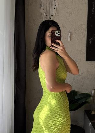 Яскрава сукня з розрізом 💚 4