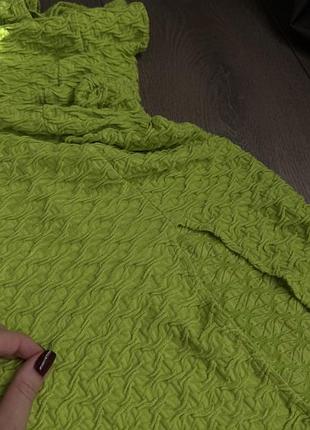 Яскрава сукня з розрізом 💚 9