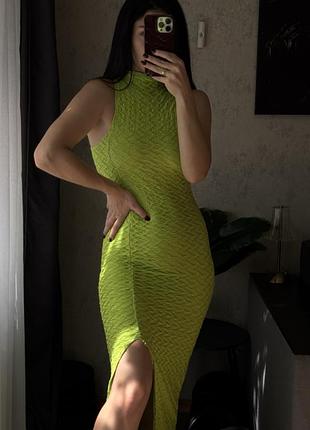 Яскрава сукня з розрізом 💚