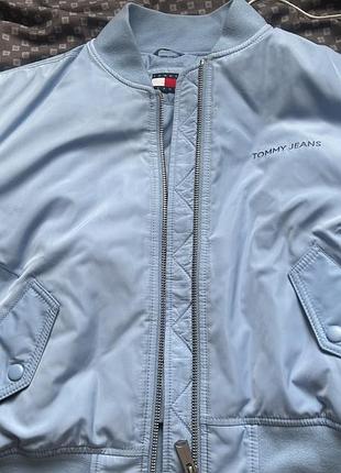 Оригінал tommy jeans 🩵 нова, не носилася, стан ідеальний. купували за 150€ в оригінальному бутику, продаємо за 2200 грн. розмір xs–m, вільна посадка.