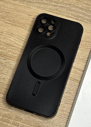 Черный силиконовый чехол на iphone 12 pro с защитой камеры