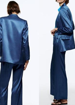 Стильный женский пиджак zara в насыщенном синем цвете с характерной жатой/гофрированной фактурой ткани