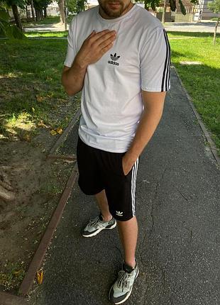 Мужской летний костюм adidas белый с черным футболка и шорты адидас и носки в подарок xl (bon)