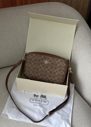 Женская сумка coach из гладкой кожи с фирменной канвой тёмно-бежевая