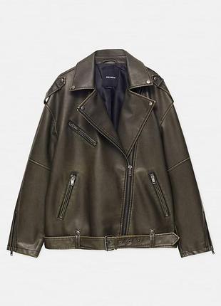 Шкіряна куртка оливкового кольору. pull&bear