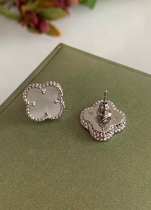 Серьги гвоздики клевер белые 1.5 см в стиле van cleef | перламутр | покрытие белое золото au 750
