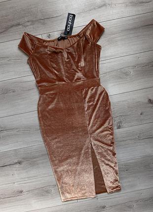 Нарядное праздничное бархатное платье с разрезом boohoo