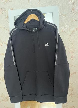 Чорне чоловіче худі adidas з білим логотипом на грудях і кишенею-кенгуру.