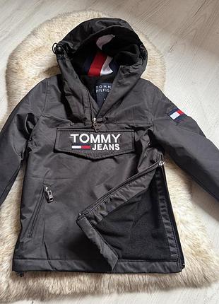 Чорна куртка-анорак tommy jeans із капюшоном та великою передньою кишенею