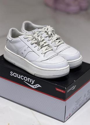Кросівки saucony. натуральна шкіра. модна носити взимку. підвищена підошва.