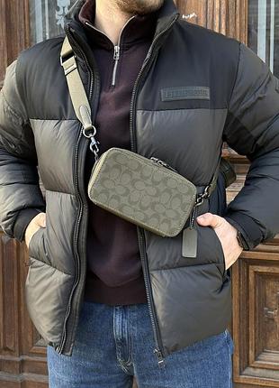 Мужская сумка coach через плечо из плотного текстиля с фирменным рисунком чёрная 19 х 11 х 5 см