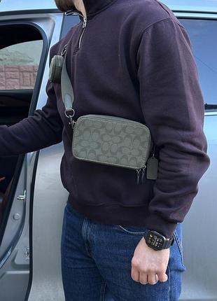 Мужская сумка coach через плечо из плотного текстиля с фирменным рисунком чёрная 19 х 11 х 5 см 2