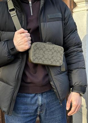 Мужская сумка coach через плечо из плотного текстиля с фирменным рисунком чёрная 19 х 11 х 5 см 3
