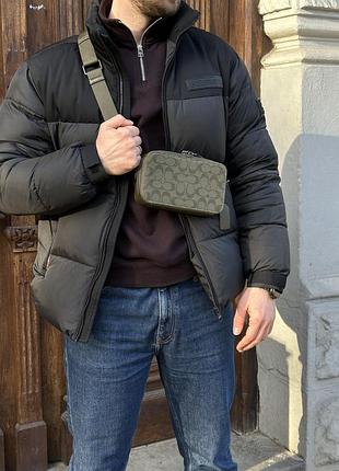 Мужская сумка coach через плечо из плотного текстиля с фирменным рисунком чёрная 19 х 11 х 5 см 4