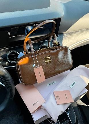 Женская кожаная сумка miumiu с 2 большими ручками коричневая