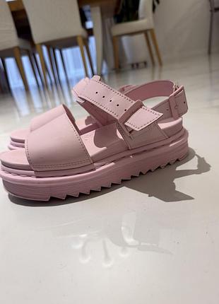 Босоніжки dr. martens