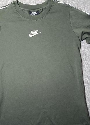 Оливкова футболка nike sportswear repeat із фірмовими міні-логотипами на плечових стрічках. на зріст 128-134 см
футболка nike на хлопчика