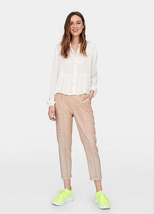 Женские брюки stradivarius xs бежевые в клетку, зауженные
