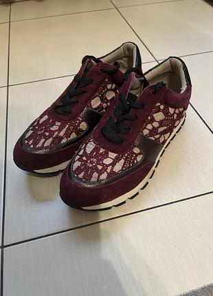 Бордові кросівки з ажурною декорацією kurt geiger