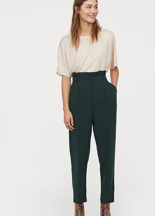 Женские брюки h&amp;m xs темно-зеленые с высокой посадкой и защипами