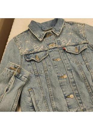 Джинсова куртка від levi's 6
