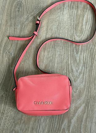 Сумка calvin klein ck must camerabag coral