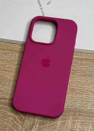 Силиконовый чехол на iphone 16 pro, противоударный с микрофиброй, малиновый (dragon fruit)