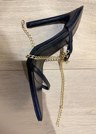 Модні босоніжки бренду prettylittlething