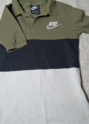 Поло nike sportswear matchup colorblock с стильным трехцветным дизайном в оттенках хаки, черного и белого ростом 128-137 см поло для мальчика