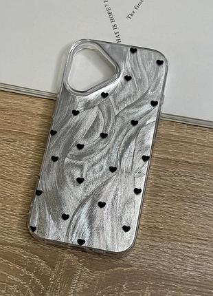 Силиконовый чехол на iphone 16 серебристый с принтом черных сердечек