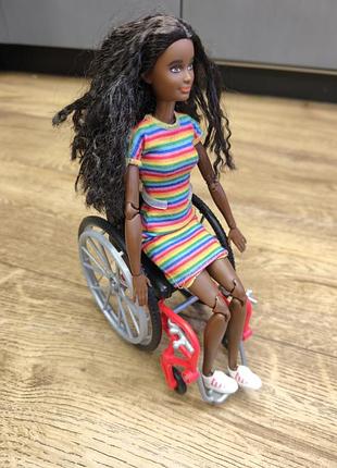 Кукла barbie fashionistas doll барби на инвалидной коляске