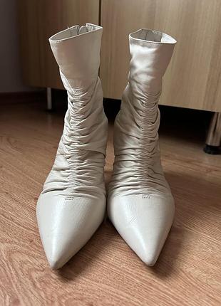 Шкіряні білі ботильони dune 10