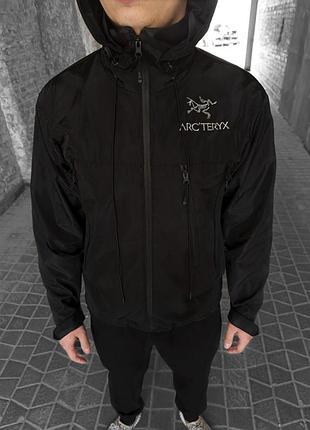 Мужская ветровка черная arcteryx осенняя весенняя куртка демисезонная легкая с капюшоном (b)