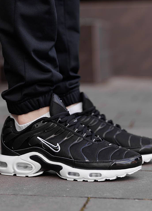 Кросівки чоловічі nike air max plus tn чорні білі демісезонні кроси найк айр макс плюс тн для чоловіка
