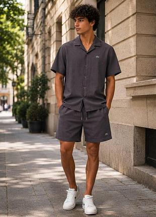 Мужской льняной костюм lacoste серый комплект рубашка и шорты лакоста l (b)
