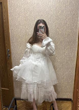 Белое корсетное платье с подъюбником
