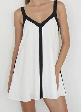 Літня сукня на бретелях біла з чорним оздобленням