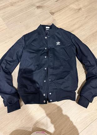 Куртка бренду adidas