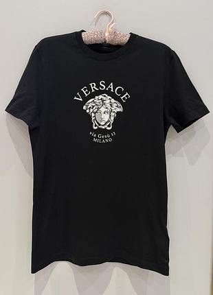Футболка чорного кольору versace