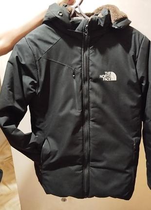 Курточка зимова the north face 
наповнювач синтепон в середині фліс. стан ідеальний підліткова (11-12 років)