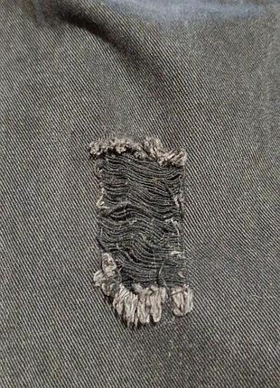 Длинная джинсовая куртка с рваными элементами 5