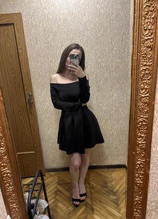 Черное мини платье