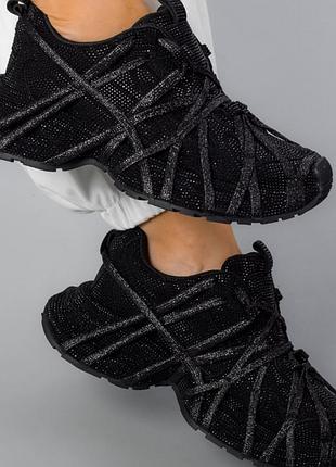 Модне трендове взуття кросівки в стилі balenciaga