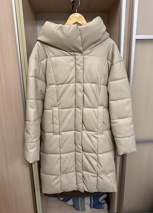 Тёплая удлинённая куртка stradivarius padded jacket из экокожи