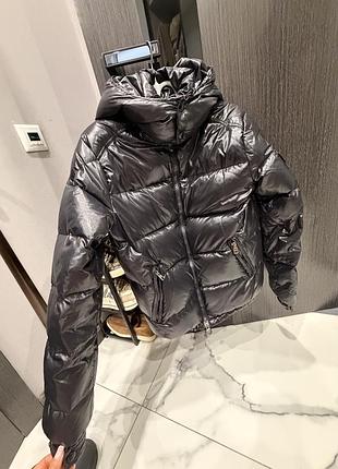 Чорний пуховик moncler