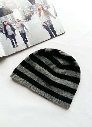 Чорно-сіра дитяча шапка в смужку benetton.