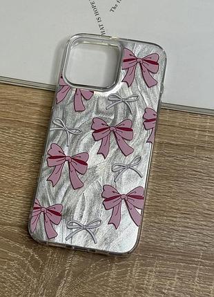 Силиконовый чехол на iphone 16 pro max серебристый с принтом розовых бантиков