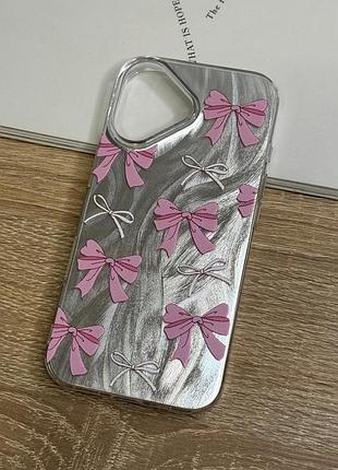 Силиконовый чехол на iphone 16 серебристый с принтом розовых бантиков